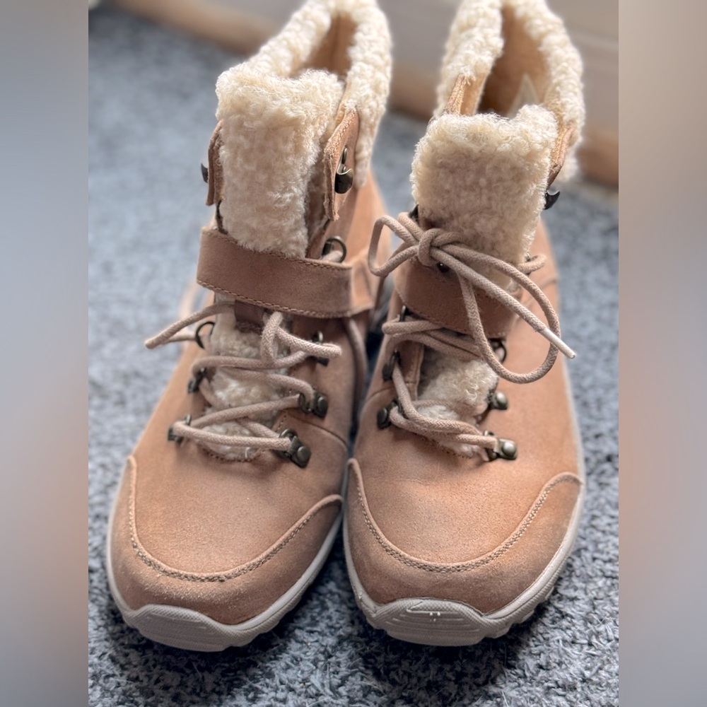 Skechers Sherpa Lined Boots size 6